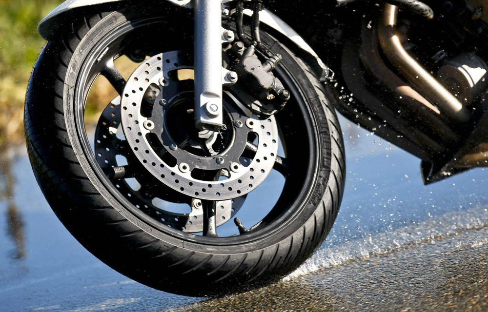 Comprobar la presión los neumáticos de la moto | Club del KMCero