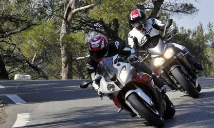 Como frenar en moto de la forma más eficaz y segura