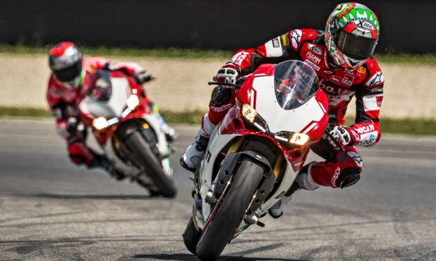 ¿Cómo se toman las curvas en moto?