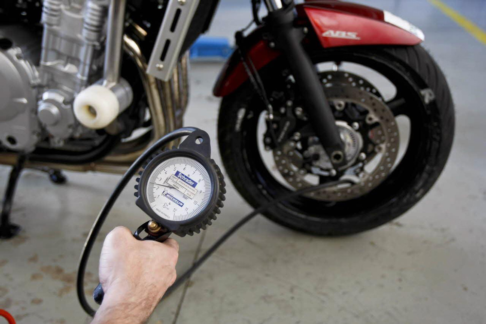 Comprobar la presión de los neumáticos de tu moto
