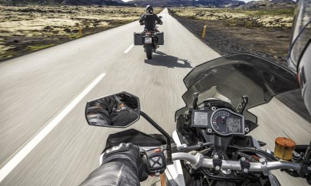 Guantes y chaqueta podrían ser obligatorios para conducir una moto