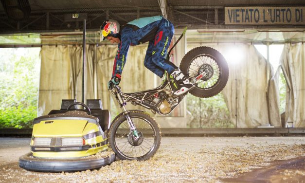 Dougie Lampkin se divierte pilotando en un parque de atracciones abandonado