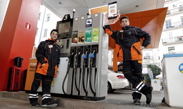 Marc Márquez y Dani Pedrosa, gasolineros