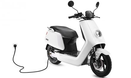 Cómo comprar y asegurar una moto o scooter eléctrico