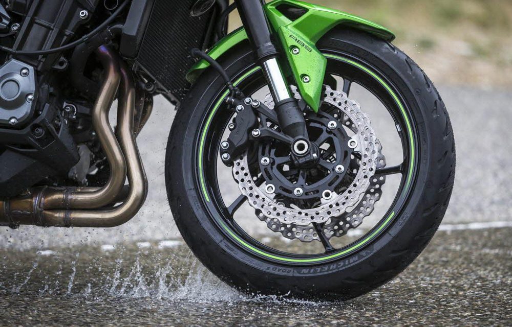 El neumático delantero de nuestra moto: desgaste y cuidado