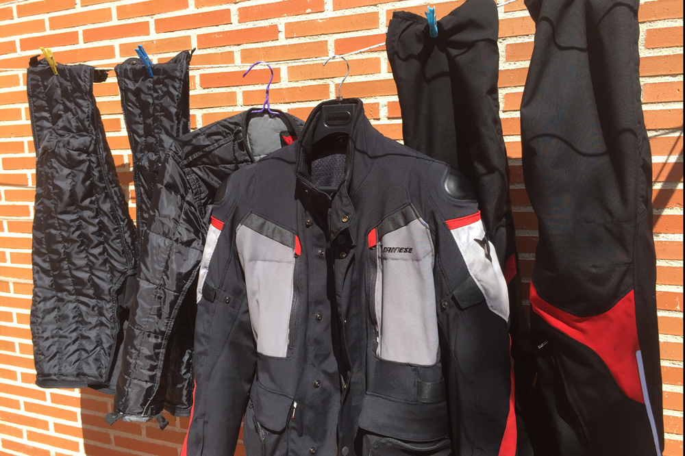 Compra Rancio Difuminar Cómo lavar un traje de cordura para moto | Club del Motorista KMCero