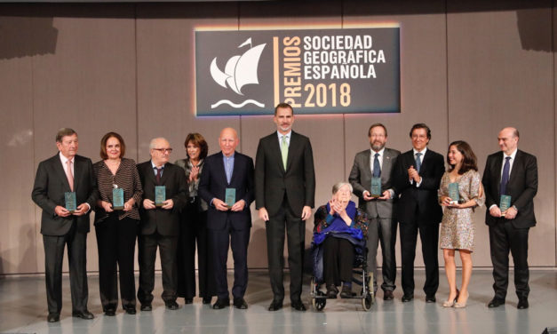 Alicia Sornosa recibe de manos del SM el Rey el premio al Viaje del Año