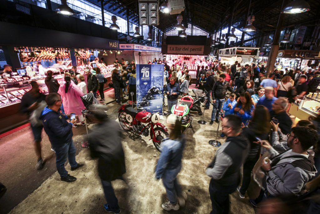 70 años del Mundial de Motociclismo: Aprilia y Ducati en el Mercado de la Boquería