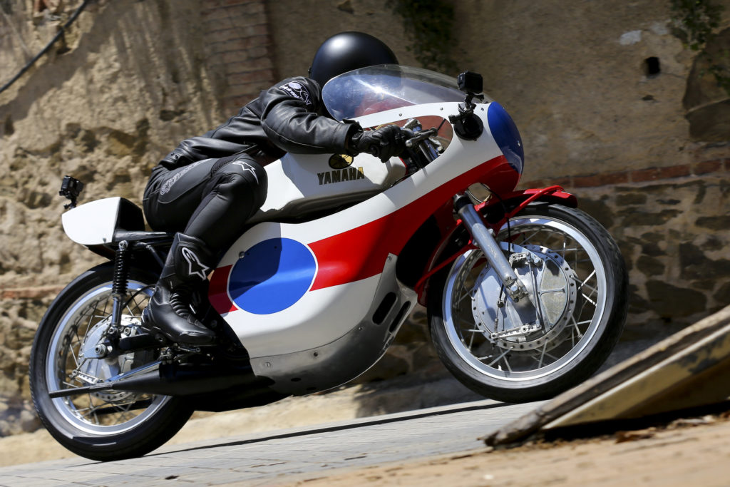 Maverick Viñales sube al Tibidabo en una Yamaha de dos tiempos