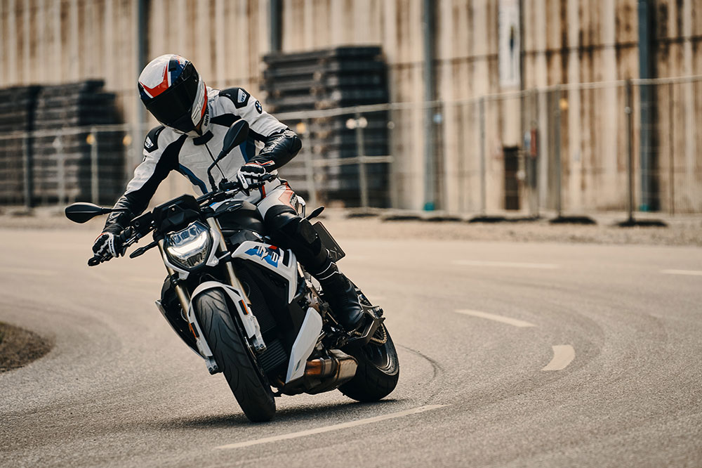 La BMW S 1000 R se sitúa en la misma tendencia que otros fabricantes de ofrecer Naked basadas en sus motos más deportivas