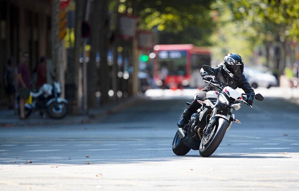 12 consejos para la mejorar la seguridad de las motos frente a los coches