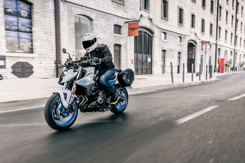 Como el resto de los fabricantes, Suzuki ya tiene su moto naked media y accesible