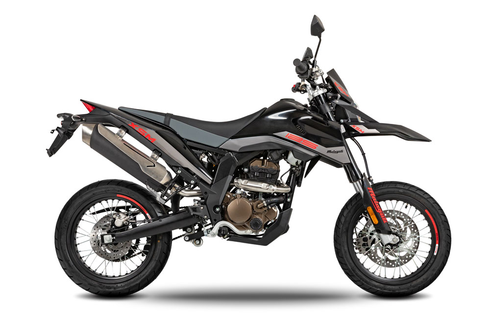 Las Supermotard son motos derivadas de las de off road, pero adaptadas a la carretera