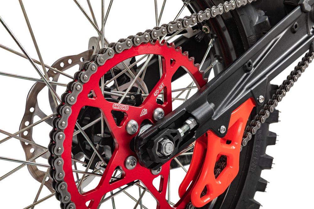 El motor va cenrrado y la transmisión secundaria es por cadena convencional.