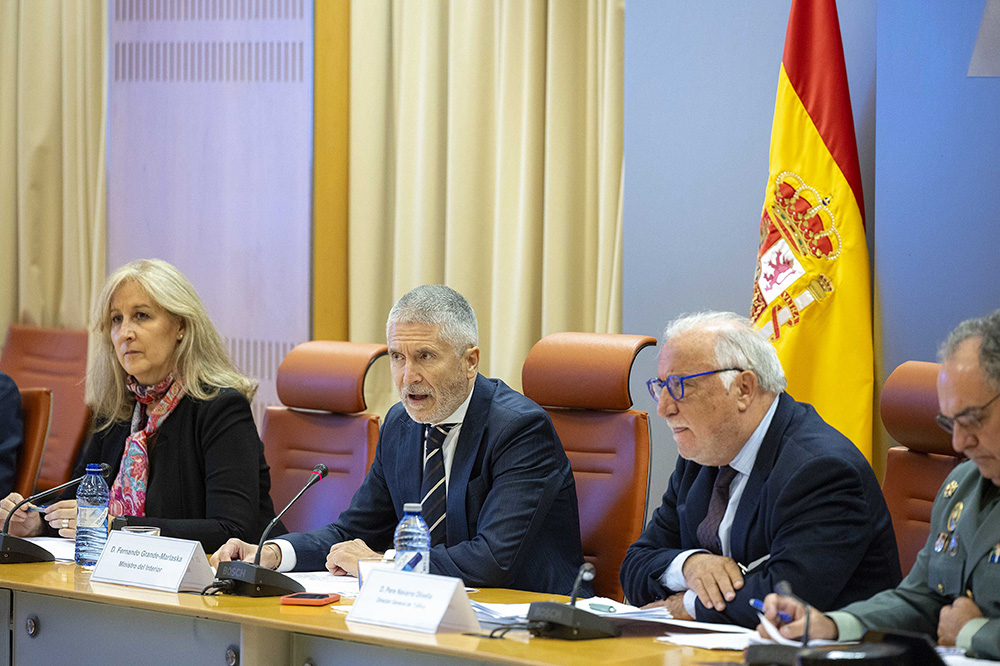 El ministro del Interior Grande-Marlaska, junto con el director general de Tráfico Pere Navarro, durante la presentación del informe de siniestralidad 2023.